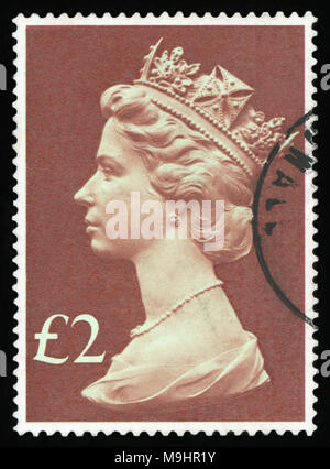 Großbritannien - ca. 1971: Briefmarke im Vereinigten Königreich gedruckt wird Königin von England - Königin Elizabeth II. Profil in der Krone auf einem grünen Hintergrund., ca. Stockfoto