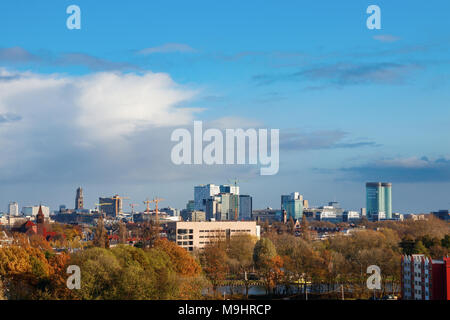 Die Amsterdam-rhein-Kanal mit Bäumen im Herbst Farben und die Utrecht Skyline mit dem Dom, der Stadskantoor und der Rabobank Hauptquartier. Stockfoto