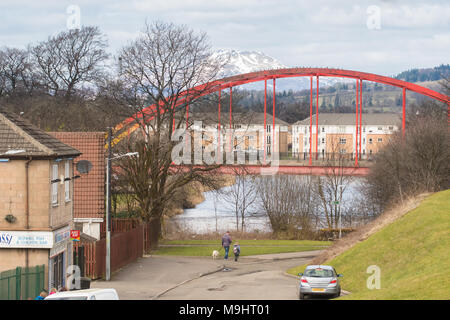 Bonhill "Regenbogen"-Brücke, zwischen Bonhill und Alexandria, über den Fluß Leven, West Dunbartonshire, Schottland, Großbritannien mit Ben Lomond in der Ferne Stockfoto