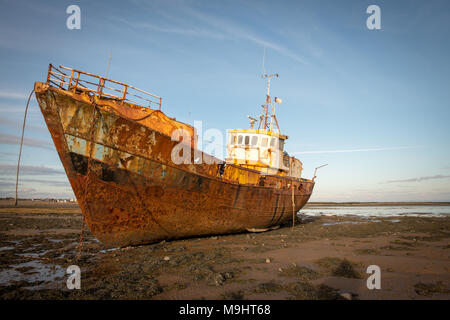 Eine alte Strände Trawler langsam am Strand von rampside in der Nähe von Barrow-in-Furness, Cumbria. Stockfoto