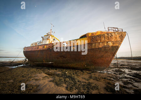 Eine alte Strände Trawler langsam am Strand von rampside in der Nähe von Barrow-in-Furness, Cumbria. Stockfoto