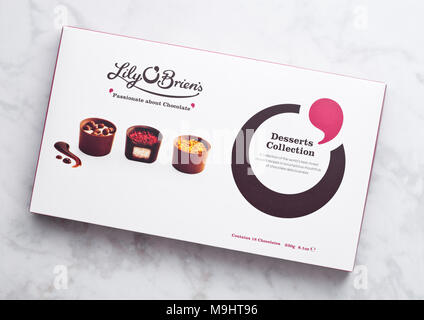 LONDON, UK, 22. MÄRZ 2018: die Box von Lily O'Brien's Pralinen dessert Sammlung auf Marmor Hintergrund. Stockfoto