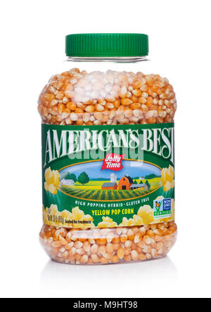 LONDON, UK, 22. MÄRZ 2018: Kunststoff Glas Jolly Time America's Best gelbe Popcorn auf weißem Hintergrund. Stockfoto
