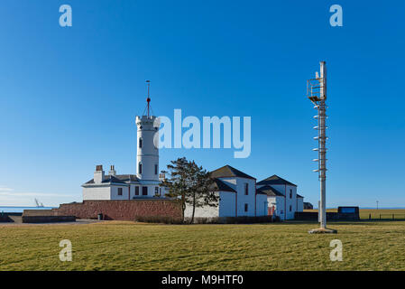 Die arbroath Signal Tower, das heute ein Museum ist, steht an der Küste gerade von Arbroath Hafen und in Sichtweite der Bell Rock Lighthouse. Stockfoto