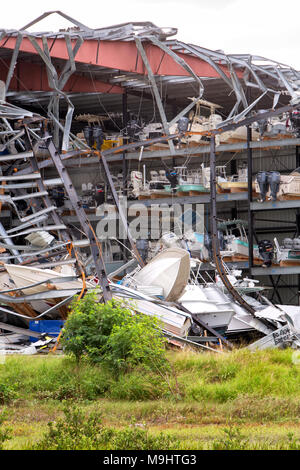 Multilevel destoryed & colapsed Vergnügen & Angeln Boot Storage. Infolge von Hurrikan Harvey 2017. Rockport, Aransas County, Texas, USA, Golf von mexic Stockfoto