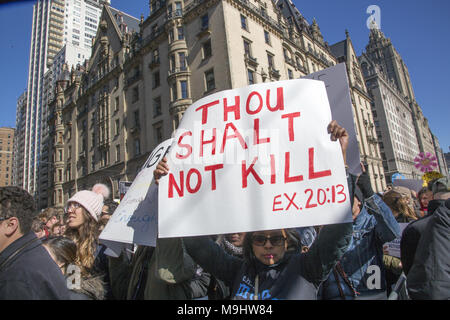 New York, 24. März 2018: Studenten und viele andere in der 'March für März unser Leben' gezeigt, in den USA für ein Ende der Tötung von amerikanischen Studenten in Schulen und gun Todesfälle in der Regel in den USA. Fast 200.000 demonstrierten in New York City. Stockfoto