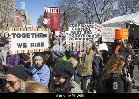 New York, 24. März 2018: Studenten und viele andere in der 'March für März unser Leben' gezeigt, in den USA für ein Ende der Tötung von amerikanischen Studenten in Schulen und gun Todesfälle in der Regel in den USA. Fast 200.000 demonstrierten in New York City. Stockfoto