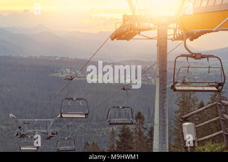 Geschlossen Skilift an einem sonnigen Sommertag Stockfoto