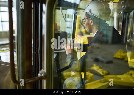 Factory Inspektor Überprüfung von Traktoren Stockfoto
