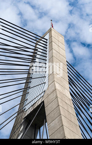 Einer der Türme der Anzac Bridge in Pyrmont, Sydney, Australien, zeigt die massiven Stahlseile Stockfoto