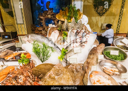 England, London, Knightsbridge, Harrods, Food Hall, Meeresfrüchte Counter Display Stockfoto