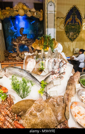 England, London, Knightsbridge, Harrods, Food Hall, Meeresfrüchte Counter Display Stockfoto