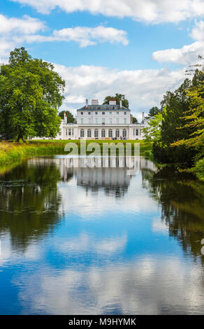 Königliche Residenz Frogmore House, Windsor, Berkshire, Großbritannien mit Reflexionen auf den blauen Himmel und weiße flauschige Wolken im See im Sommer an einem sonnigen Tag Stockfoto
