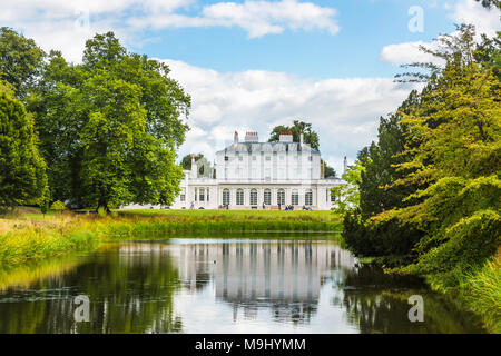 Königliche Residenz Frogmore House, Windsor, Berkshire, Großbritannien mit Reflexionen auf den blauen Himmel und weiße flauschige Wolken im See im Sommer an einem sonnigen Tag Stockfoto