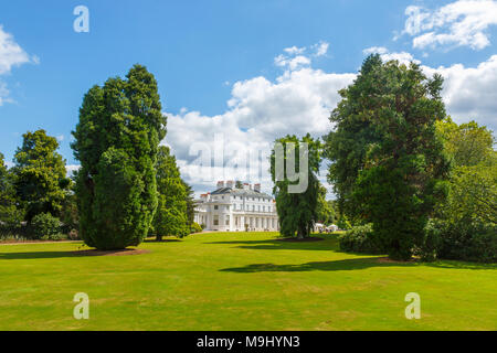 Blick auf die königliche Residenz Herrenhaus Frogmore House und Rasenflächen in Gärten auf dem Frogmore Estate, Windsor, UK an einem sonnigen Tag im Sommer Stockfoto