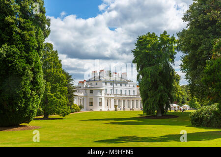 Blick auf die königliche Residenz Herrenhaus Frogmore House und Rasenflächen in Gärten auf dem Frogmore Estate, Windsor, UK an einem sonnigen Tag im Sommer Stockfoto