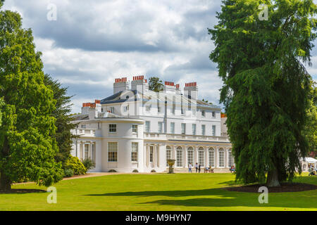 Blick auf die königliche Residenz Herrenhaus Frogmore House und Rasenflächen in Gärten auf dem Frogmore Estate, Windsor, UK an einem sonnigen Tag im Sommer Stockfoto