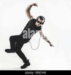 Kreative rapper im Kopfhörer und dunkle Gläser führt einen Ra Stockfoto