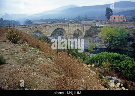 Alte Genueser Steinbrücke über den Fluss Tavignano, Calacuccia, Korsika, Frankreich, Mittelmeer, Europa Stockfoto