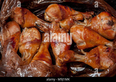 Fried Chicken Beine. Selbst in Soja Sauce mit Gewürzen vorbereiten. Ansicht von oben. Stockfoto