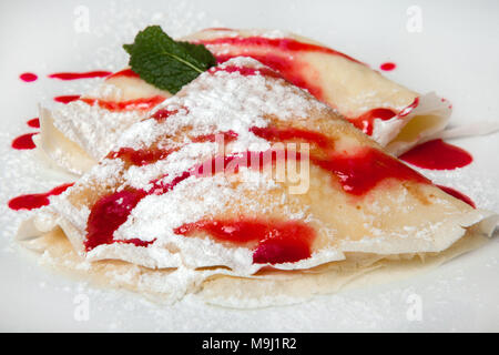 Pfannkuchen mit Käse auf einem weißen Teller. Stockfoto