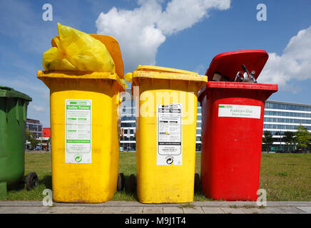 Bunte Mülltonnen, gelben Tonnen für plastik Müll, rote Tonne für Glas Müll, Deutschland, Europa ich Bunte Mülltonnen, 27.09.05 für Tonnen Plastikmüll Stockfoto