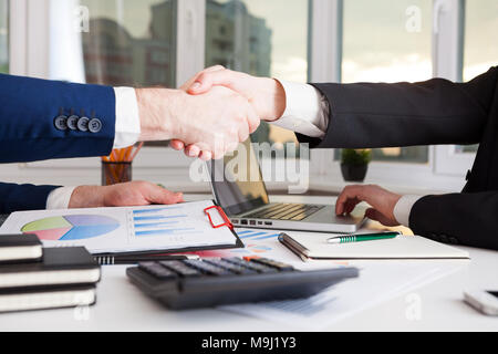 Geschäft Leute die Hände schütteln bis Beendigung einer Versammlung Handshake. Marketing Strategie Brainstorming. Papierkram und digital im Amt. Stockfoto