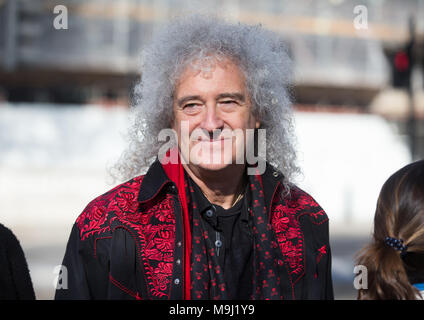 Queen Gitarrist Brian May, in der Downing Street in einer Petition mit über 425.000 Unterschriften an Ministerpräsident, Theresa können für einen Pelz Verbot zur Hand. Stockfoto