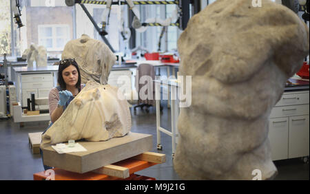 Konservator Stephanie Vasiliou Reinigung Parthenon Skulpturen im Britischen Museum Stein Erhaltung Studio in London, vor ihrer Anzeige in der Kommenden, Rodin und die Kunst des antiken Griechenland Ausstellung von Bank of America Merrill Lynch gefördert. Die Ausstellung wird am 26. April. Stockfoto