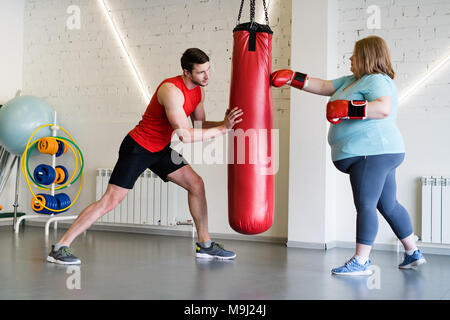 Übergewichtige Frau in das Boxtraining Stockfoto