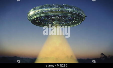 UFO, außerirdisches Raumschiff mit Lichtstrahl schwebte in den Nachthimmel, außerirdische Besucher mit fliegenden Untertasse (3 Abbildung d) Stockfoto