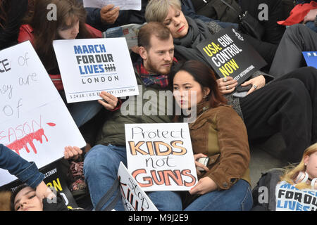 März für unser Leben, symbolische Masse sterben - in, Gun Control Protest, US-Botschaft, Battersea, London, UK Stockfoto