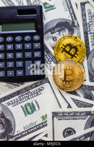 Taschenrechner und Bitcoins auf Dollar. Konzept der elektronischen Währung. Rentable Investitionen. Stockfoto