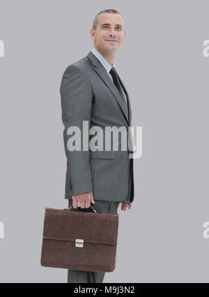 Gerne reifer Mann im Anzug lächelnd im Stehen Stockfoto