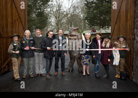 Tom Fletcher schneidet die Zeremonie ribbon von Emma Willis und Emma Bunton während der Eröffnung der Welt der Dinosaurier, eine neue Attraktion im Paradise Wildlife Zoo, Hertfordshire begleitet. Stockfoto