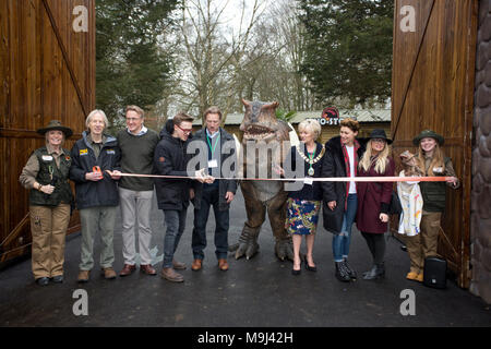 Tom Fletcher schneidet die Zeremonie ribbon von Emma Willis und Emma Bunton während der Eröffnung der Welt der Dinosaurier, eine neue Attraktion im Paradise Wildlife Zoo, Hertfordshire begleitet. Stockfoto