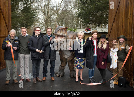 Tom Fletcher schneidet die Zeremonie ribbon von Emma Willis und Emma Bunton während der Eröffnung der Welt der Dinosaurier, eine neue Attraktion im Paradise Wildlife Zoo, Hertfordshire begleitet. Stockfoto