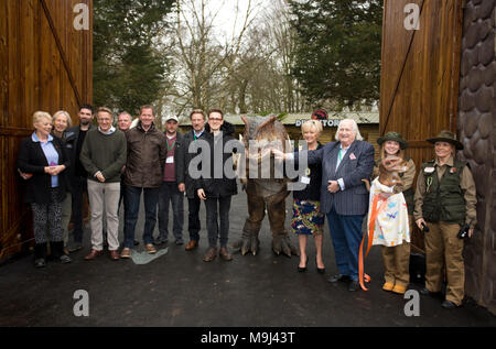 Tom Fletcher schneidet die Zeremonie ribbon von Emma Willis und Emma Bunton während der Eröffnung der Welt der Dinosaurier, eine neue Attraktion im Paradise Wildlife Zoo, Hertfordshire begleitet. Stockfoto