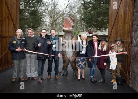 Tom Fletcher schneidet die Zeremonie ribbon von Emma Willis und Emma Bunton während der Eröffnung der Welt der Dinosaurier, eine neue Attraktion im Paradise Wildlife Zoo, Hertfordshire begleitet. Stockfoto