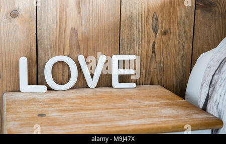 Holz- Liebe Buchstaben auf dem Nachttisch Stockfoto