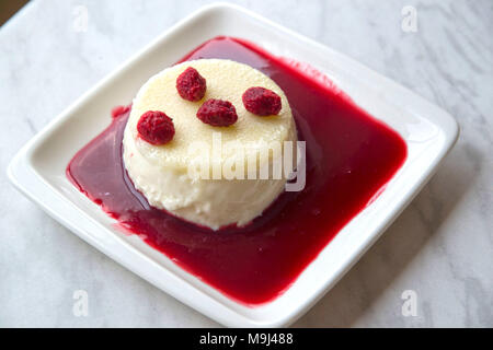 Panna Cotta mit Himbeeren Stockfoto