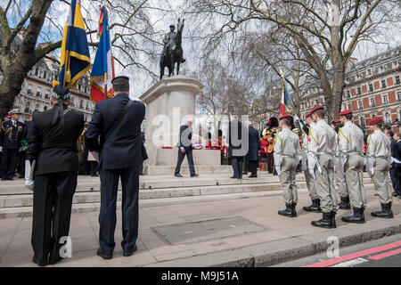 Oberstleutnant Eric Becourt-Foch (Mitte), Urenkel von Marschall Ferdinand Foch, legt einen Kranz während einer Gedenkveranstaltung in Westminster, London, Kennzeichnung der 100. Jahrestag der Ernennung von Marschall Foch als Oberster Alliierter Befehlshaber der alliierten Truppen an der Westfront im Ersten Weltkrieg. Stockfoto