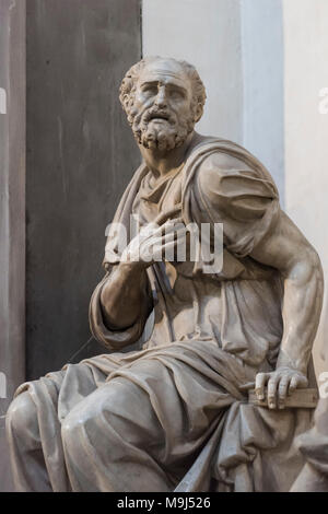 Florenz. Italien. Skulptur des Hl. Kosmas, von Giovanni Angelo Montorsoli am Grab von Lorenzo dem Prächtigen und sein Bruder Giuliano de' Medici Stockfoto