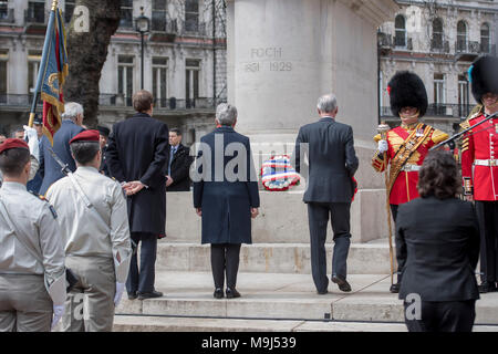 Nachkommen von Marschall Ferdinand Foch und Feldmarschall Douglas Haig einer Gedenkveranstaltung in Westminster, London teilnehmen, Kennzeichnung der 100. Jahrestag der Ernennung von Marschall Foch als Oberster Alliierter Befehlshaber der alliierten Truppen an der Westfront im Ersten Weltkrieg. Stockfoto