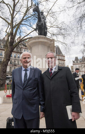 Oberstleutnant Eric Becourt-Foch (links), Urenkel von Marschall Ferdinand Foch, und Lord Astor von Hever, Enkel von Feldmarschall Douglas Haig, zur Teilnahme an einer Gedenkveranstaltung in Westminster, London, Kennzeichnung der 100. Jahrestag der Ernennung von Marschall Foch als Oberster Alliierter Befehlshaber der alliierten Truppen an der Westfront im Ersten Weltkrieg. Stockfoto