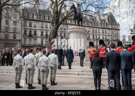 Nachkommen von Marschall Ferdinand Foch und Feldmarschall Douglas Haig einer Gedenkveranstaltung in Westminster, London teilnehmen, Kennzeichnung der 100. Jahrestag der Ernennung von Marschall Foch als Oberster Alliierter Befehlshaber der alliierten Truppen an der Westfront im Ersten Weltkrieg. Stockfoto