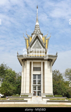 Die Gedenkstätte Stupa der Choeung Ek killing fields, enthält einige der Überreste der Khmer Rouge Opfer. In der Nähe von Phnom Penh, Kambodscha Stockfoto