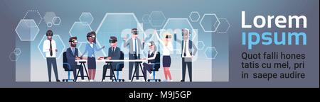 Geschäft Leute Gruppe tragen VR-Brille beim Brainstorming Sitzung Virtual Reality Technologie Konzept horizontaler Banner mit Kopie Raum Stock Vektor