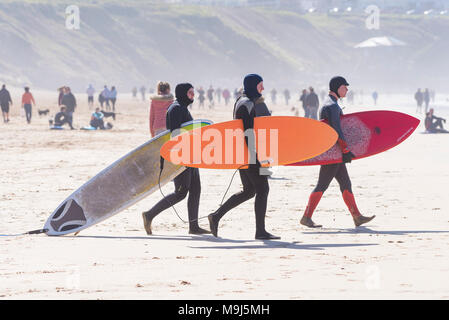 Großbritannien - Surfen surfer Durchführung ihrer surboards über Fistral Beach in Newquay Cornwall. Stockfoto