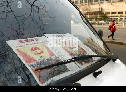 Präsident Xi Jinping Funktionen auf der Vorderseite der Zeitungen in einem van Fenster auf einer Straße im Zentrum von Peking, China Stockfoto
